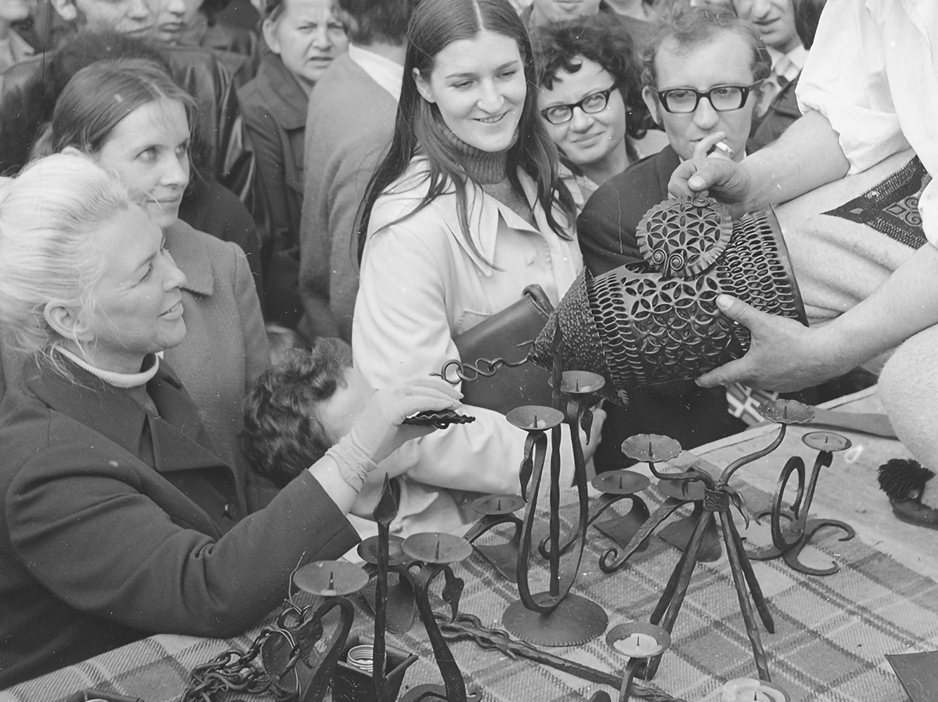 Cepeliada na placu Defilad w Warszawie, Kowal Mieczysław Biernacik prezentuje swe wyroby, 1972, fot. Grażyna Rutowska, zbiory NAC