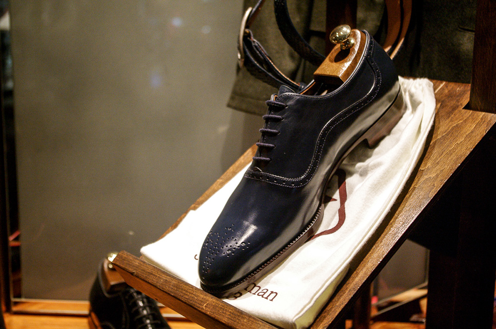 Buty oksfordy wykonane w pracowni obuwia Jan Kielman przy ul. Chmielnej 6 w Śródmieściu, która działa od 1883 roku, dzięki uprzejmości Moniki Kielman