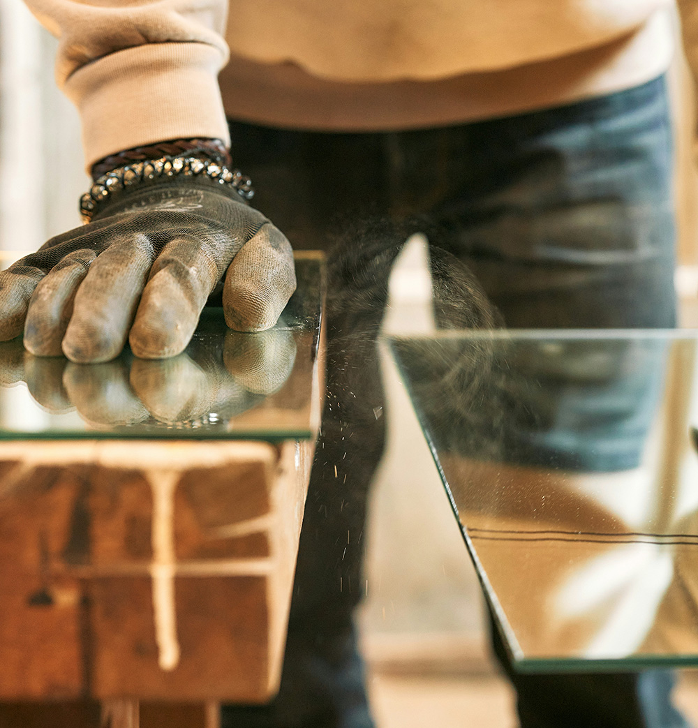 Docinanie tafli szkła w pracowni szklarskiej, fot. Bob van Aubel